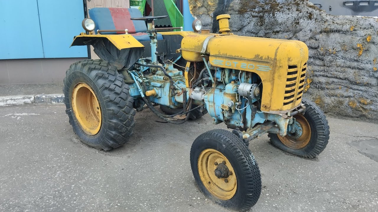 Ретро трактор ДТ-20