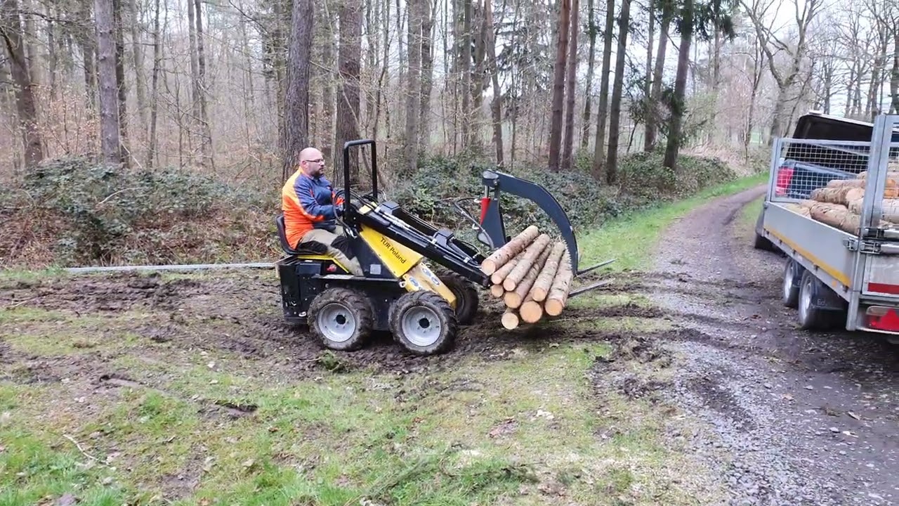 Minilader TUR N 520 im Wald