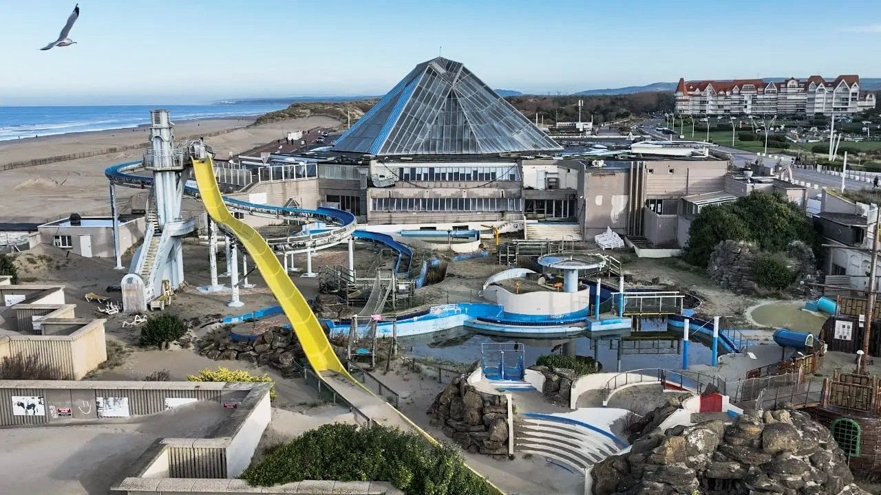 EUROPE'S LARGEST ABANDONED Water Park Closed In 2020 (EVERYTHING Left Behind)