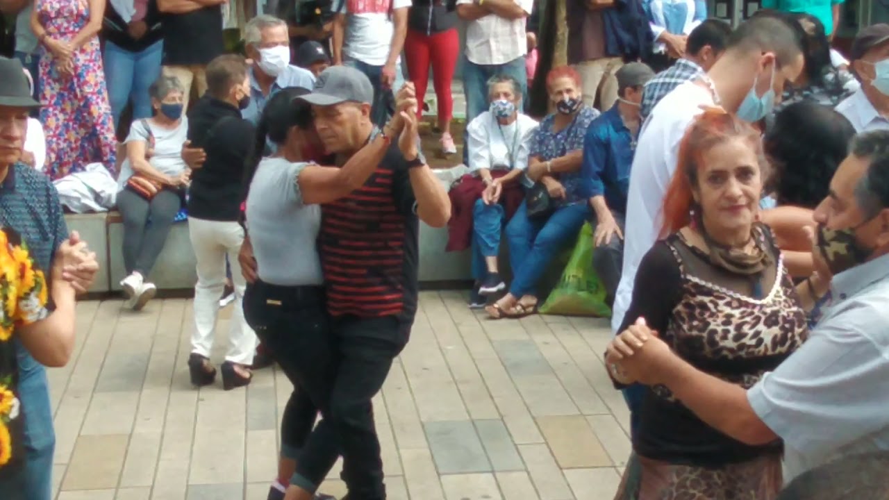 los paisas bailan muy bueno