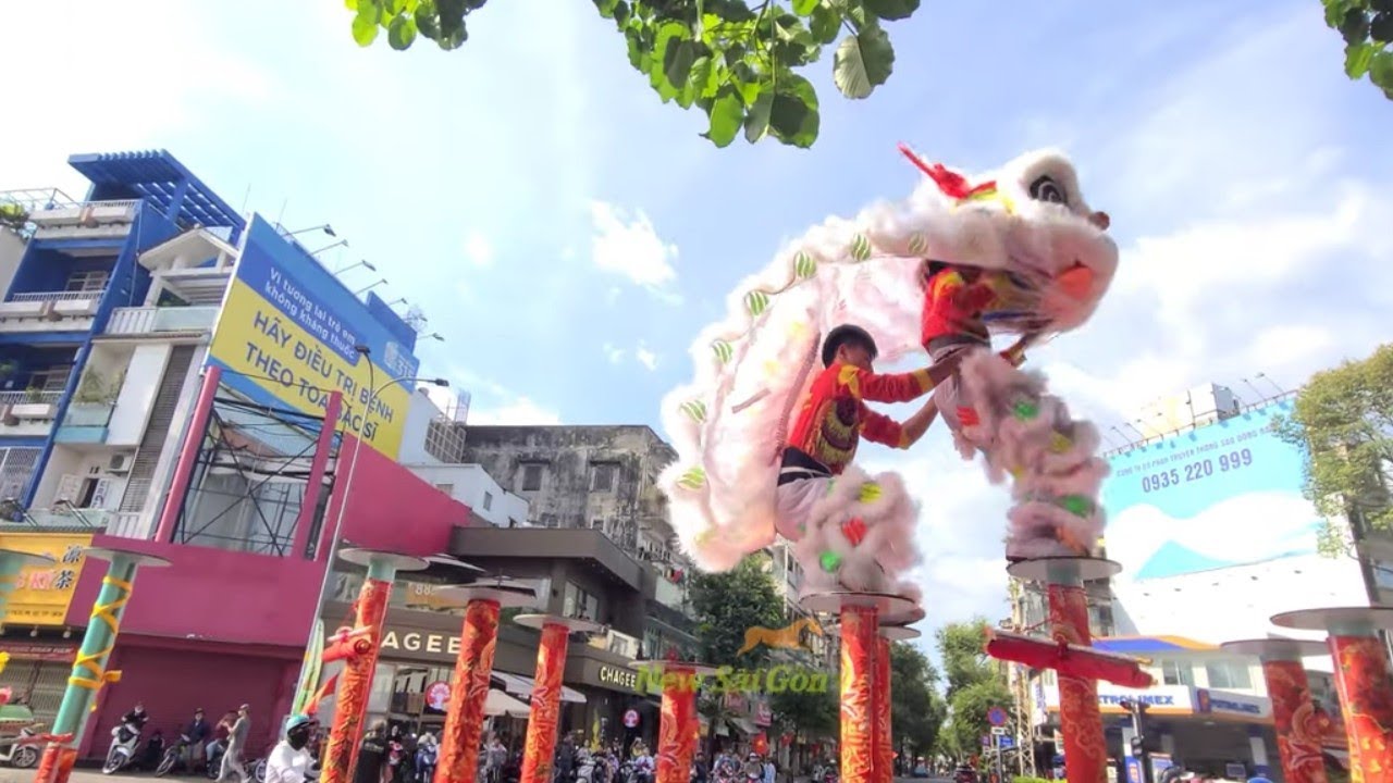 Giữa Trưa Nắng gắt đi xem Lân Hoàng Phi Hồng múa Lân Mai hoa Thung - Tâm Hoa Đường mùng 3 Tết 2026