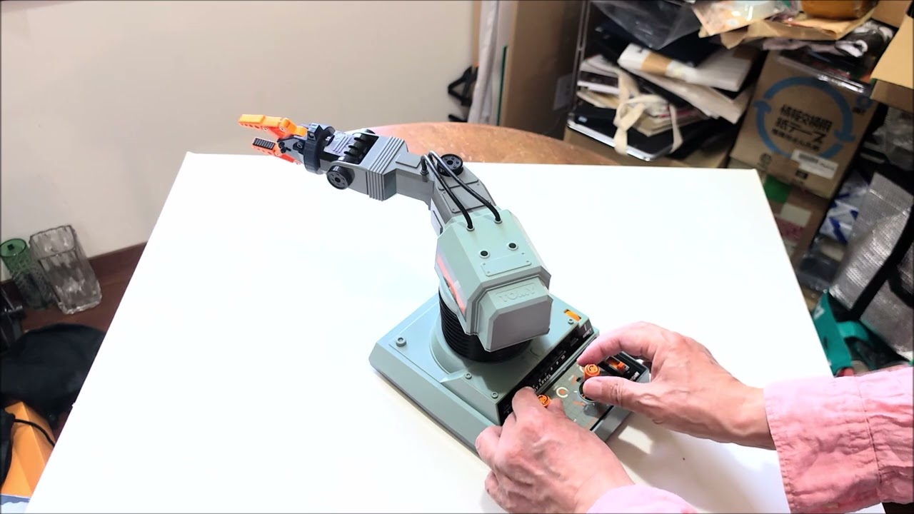 トミーが1982年に発売したアームトロン（Armtron）。