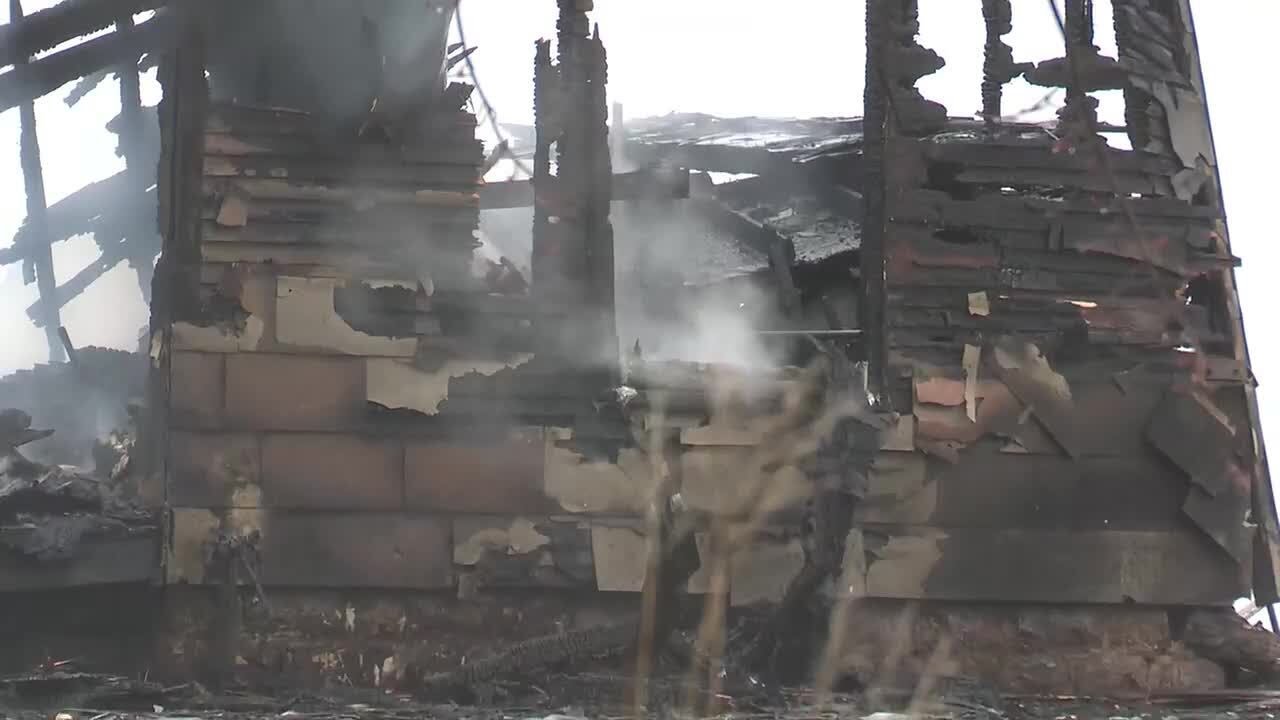 Пожар уничтожил здание в сельской местности округа Огл.