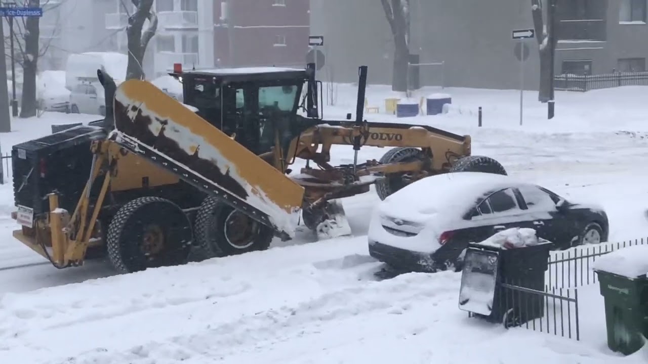 Déneigement à Montréal tempête 20 a30Cm de neige/Montréal snow plowing!2022