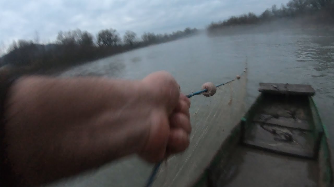 Braconier cu ZECI de metri de plasă monofilament PRINS in FLAGRANT pe raul Somes