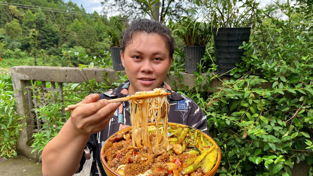 今天做了一大碗香喷喷的泡椒牛杂粉 Today, make a bowl of delicious Rice noodles with pickled peppers and mixed beef