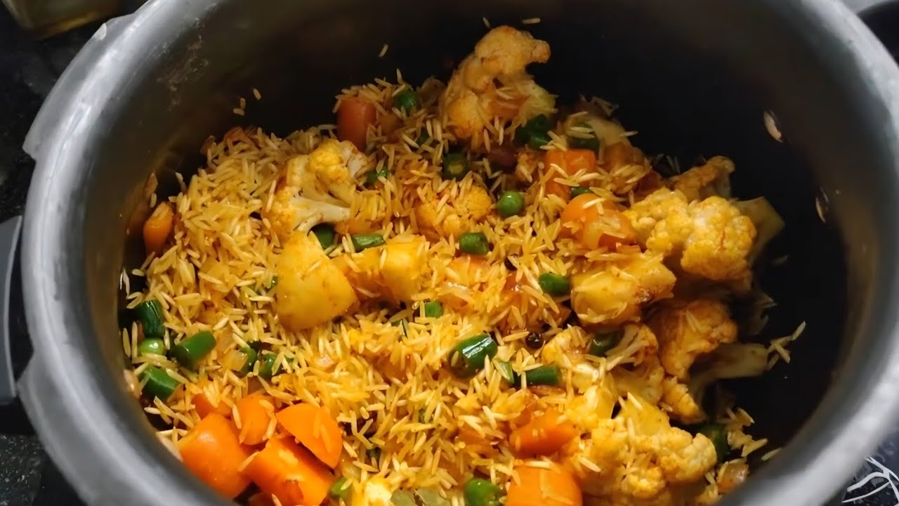Vegetable Biriyani In Pressure Cooker👌🫕 || Homemade Biriyani  Recipe in Hindi🥗😍