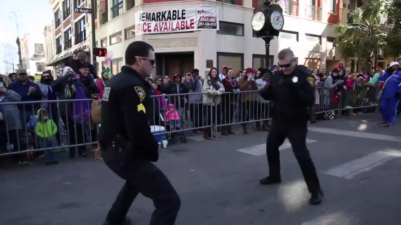 Cops hold dance off in the middle of a Mardi Gras parade
