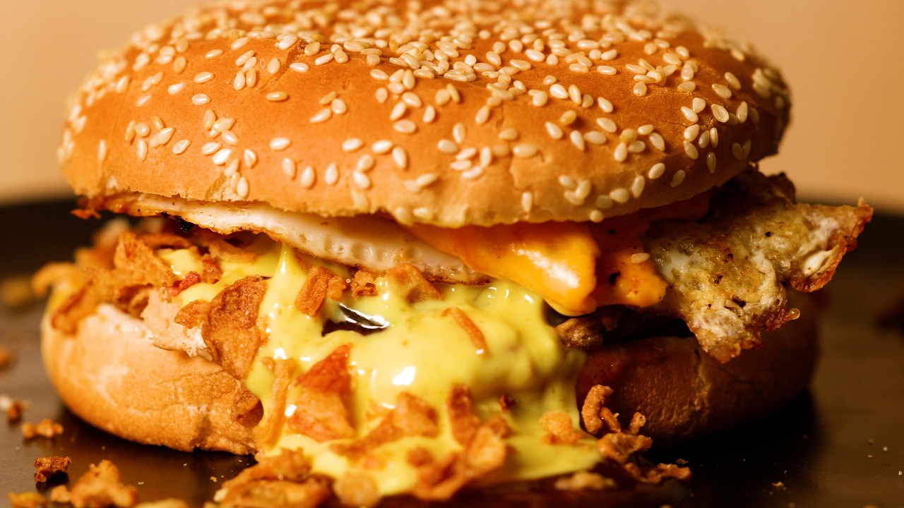 Hamburger 🍔 mit Bacon, Röstzwiebeln, Ei und viel Soße 