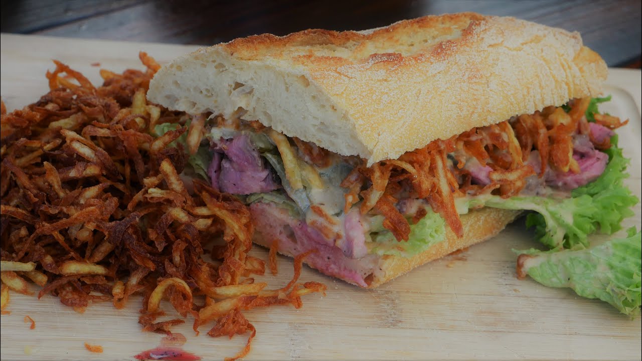 Kanapka ze stekiem i ziemniaczanym chrustem   steak sandwich / Oddaszfartucha
