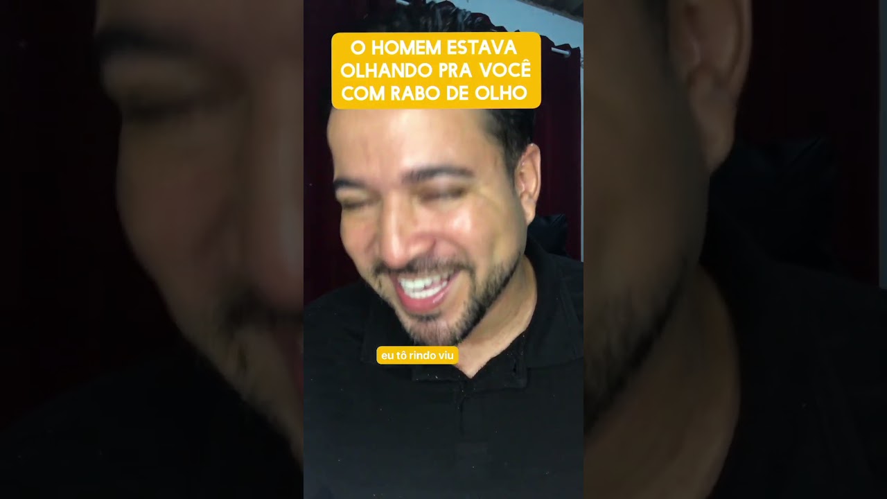 O homem estava olhando pra você com rabo de olho