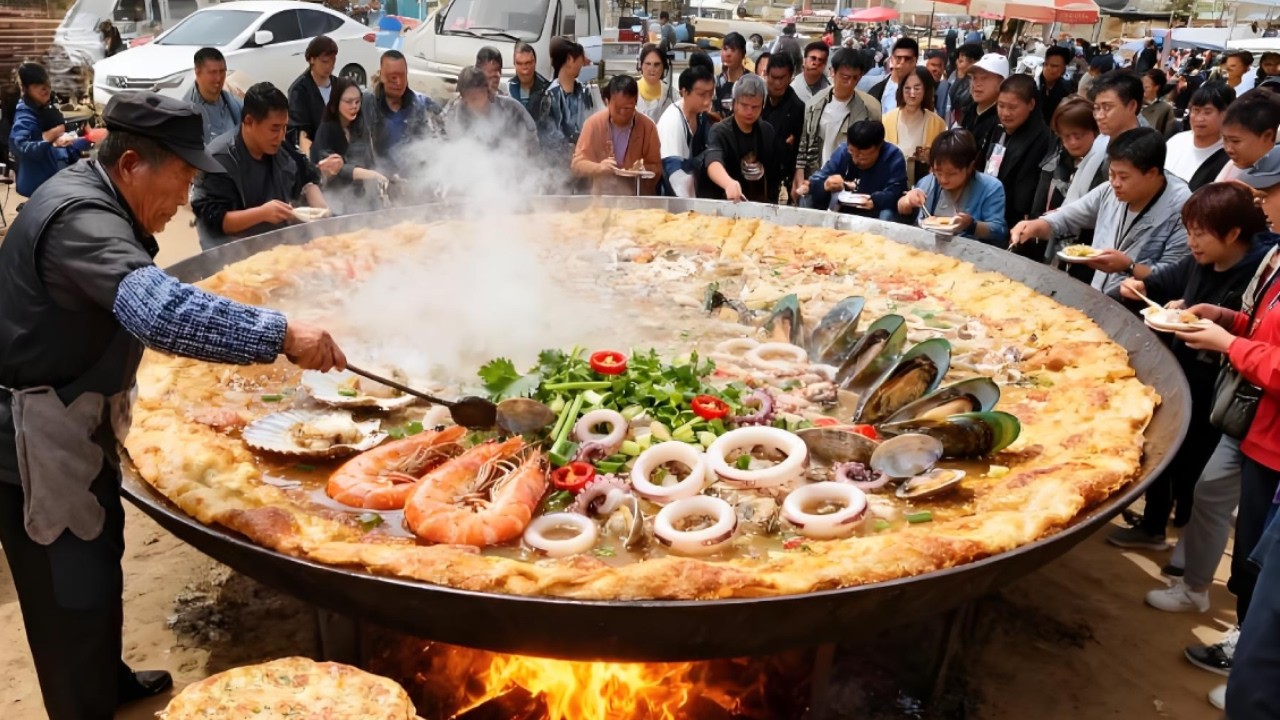 青岛海边农村大爷卖海鲜烩饼，自带海鲜加工费仅8元，顾客抢着吃好像到了印度街头#麦总去哪吃