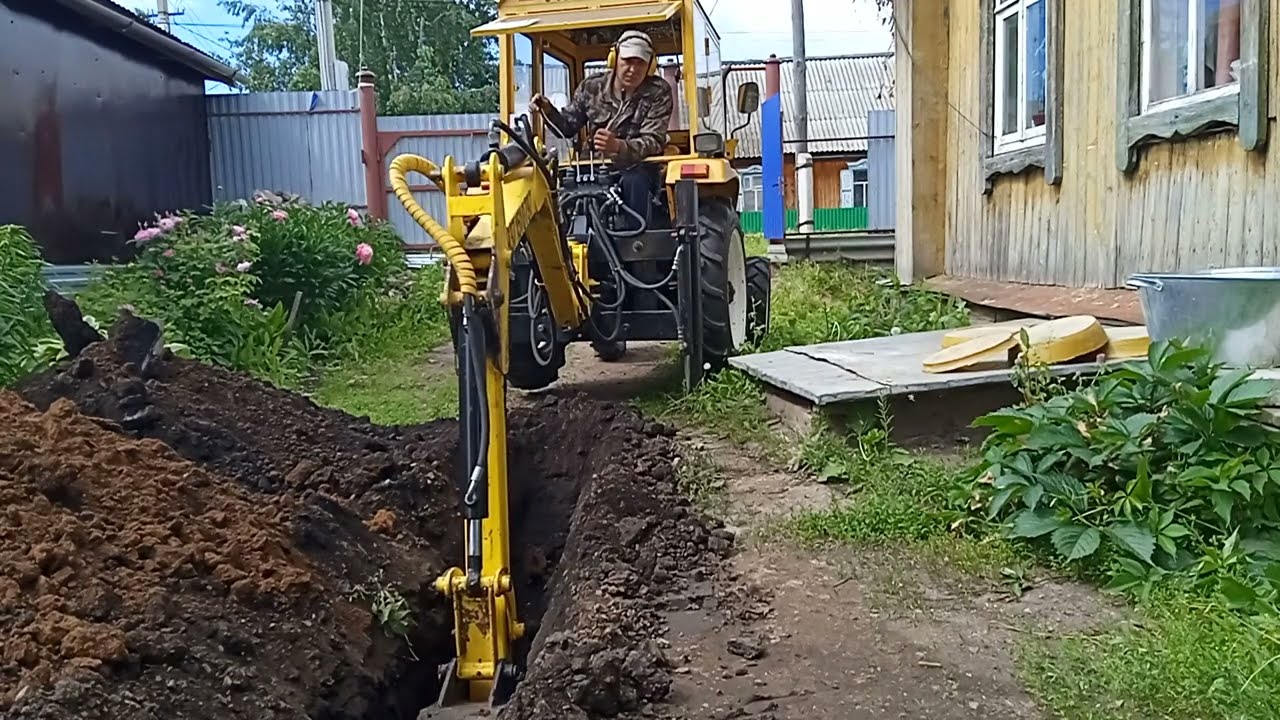 Копаю траншею под воду миниэкскаватором.