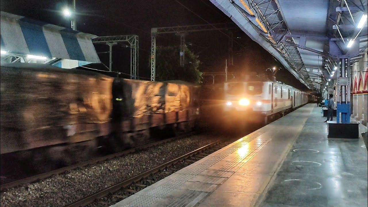 Back to Back High Speed Trains skipping Hathras at Night | रात के समय तेज रफ्तार में निकलती ट्रेनें
