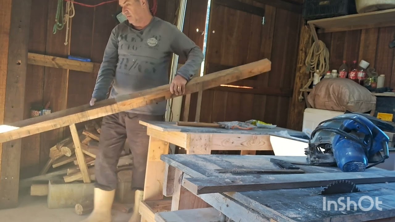 Continuando a cerca da capineira, hoje emendei os mouroes.  A  vaca Nelore criou.