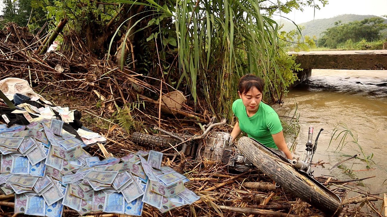 Poor Girl Picks Up Scrap | Girl Finds Large Sum Of Money and Old Motorbike in Flood Water