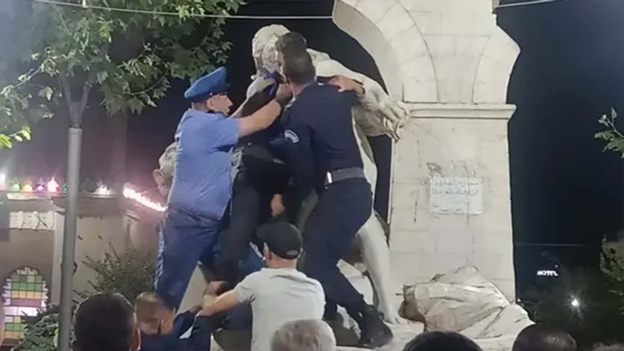 تحطيم تمثال عين الفوارة...تعليق محمد العربي