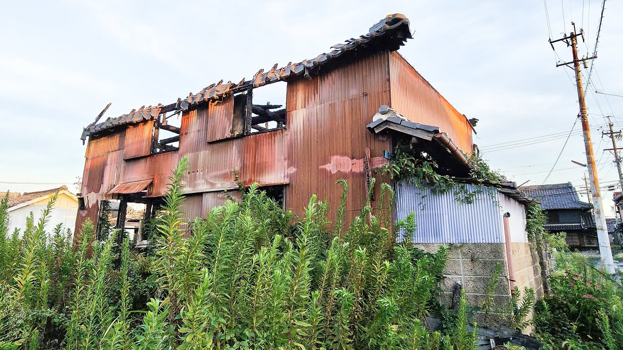 古い住宅地に佇む無残に焼け落ちた民家。その内部状況は・・・。可愛いロゴ看板がついた廃墟ビルもある名古屋の下町探訪後編。(中川区下之一色町)