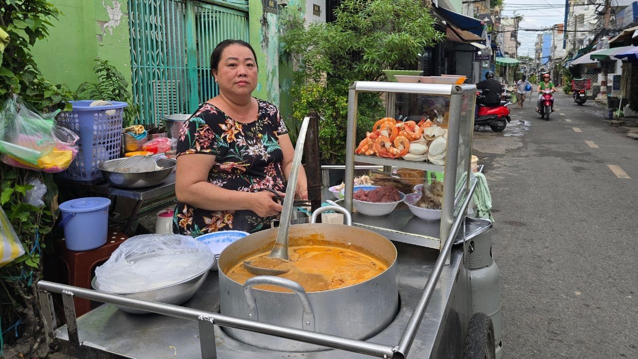 Bà trùm Lệ Chép Sài Gòn nấu nồi bún thái đầu cá lóc ôm trứng, khách đặt mua không đủ bán