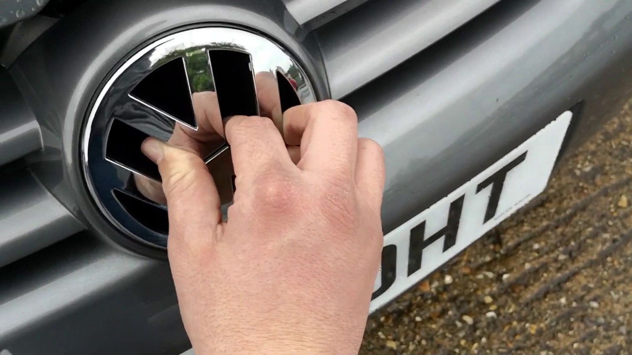 How to remove the front badge of a Volkswagen Golf V