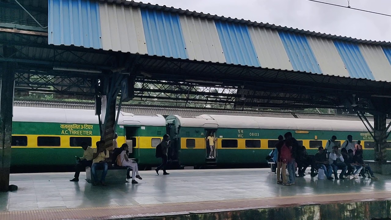 12187 Jabalpur Mumbai CSMT Garibrath Express Skipping Through Bhandup Railway Station
