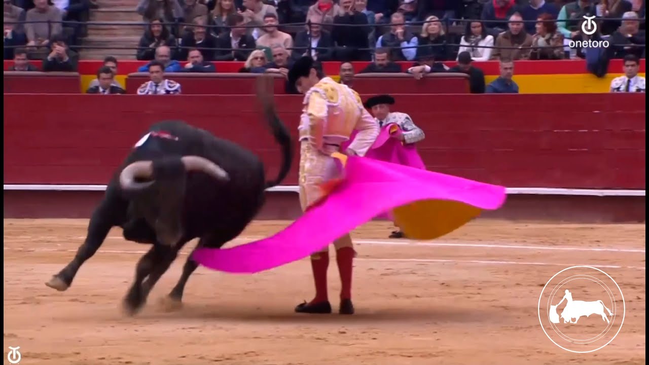 Juan Ortega, extraordinario primer toro, Feria de Fallas, Valencia 18-03-2024.