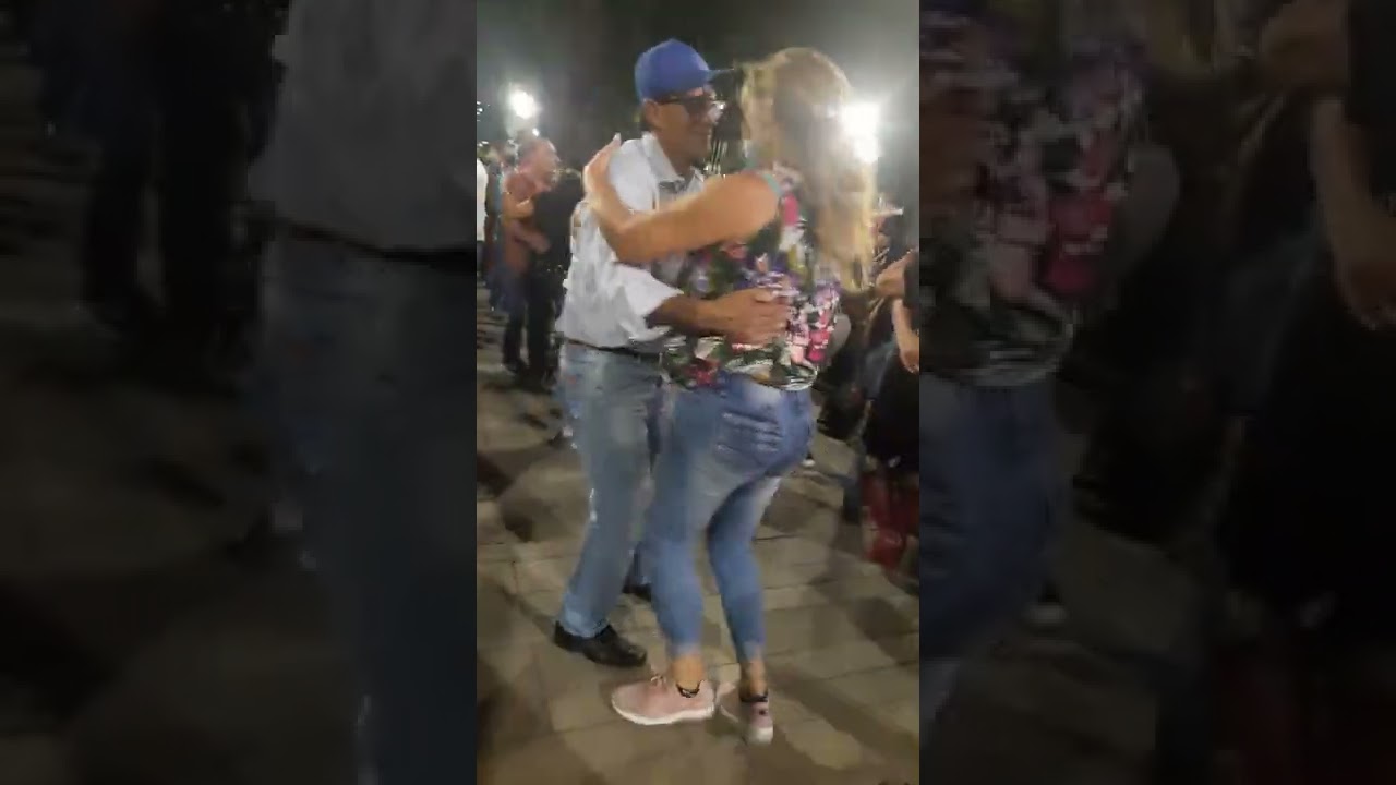 Como bailan música parrandera de bueno estas parejas en el parque de Bello .