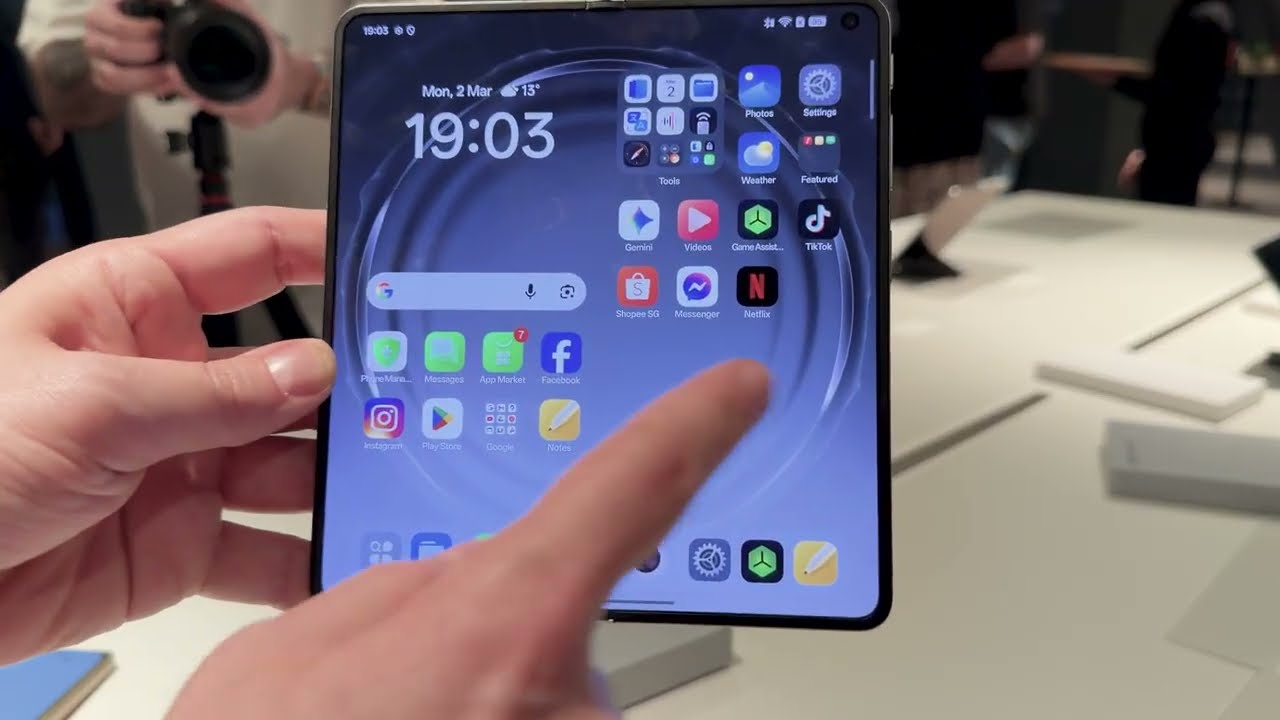 На выставке MWC 2026 состоялся первый обзор Oppo Find N6 — первого складного телефона без видимых...