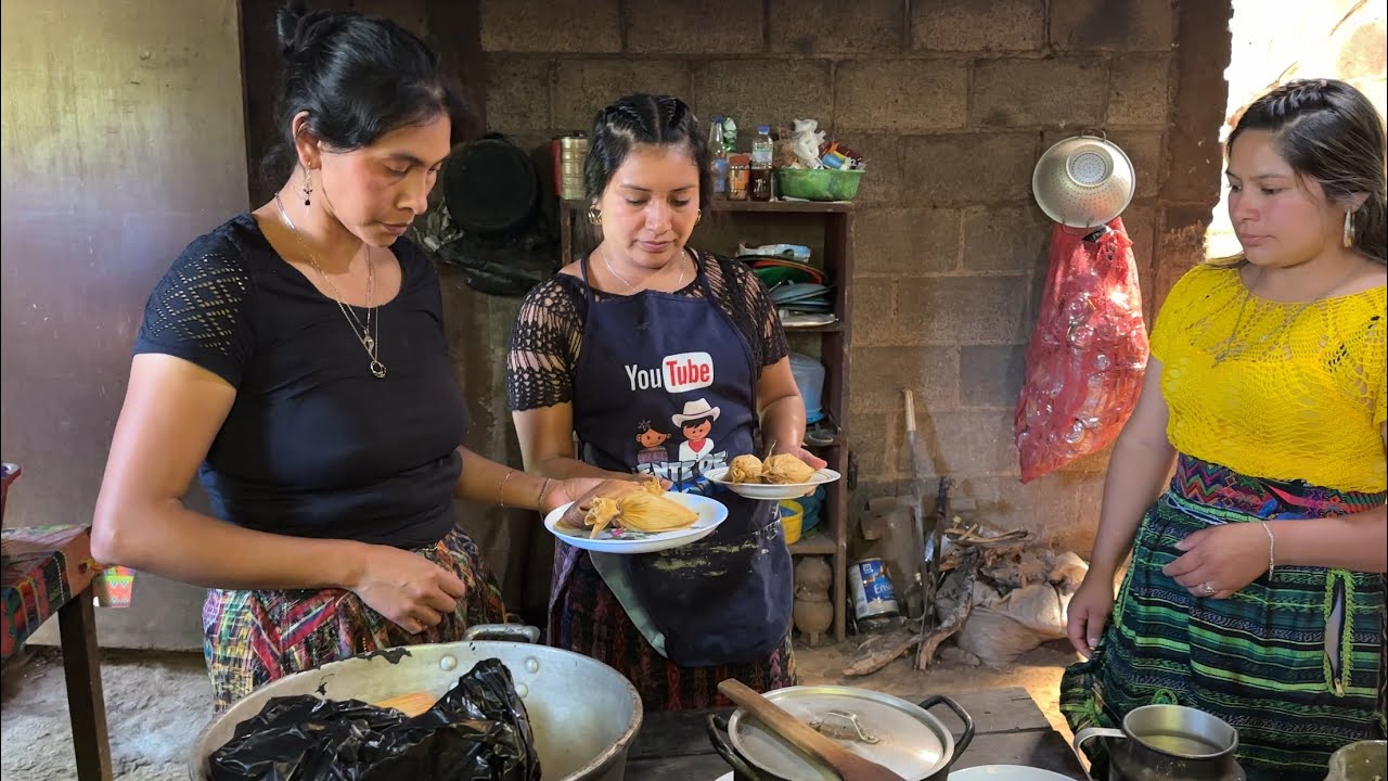 LIDIA Sirviendo Los CHUCHOS Para El ALMUERZO