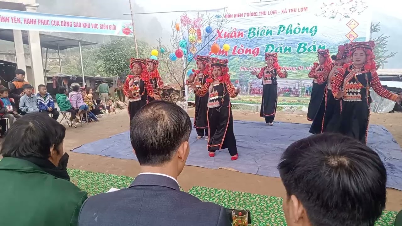 Điệu múa điệu đà uyển chuyển với trang phục truyền thống của người Hà Nhì Thu Lũm