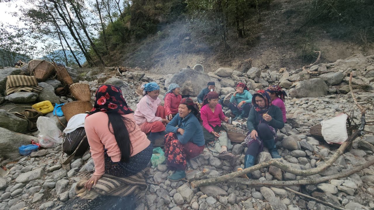 Punnay  kam ko lage sangam rodhi pariwar ra tenasa fodha khola tira balwa  ra dunga khojnu gayo 