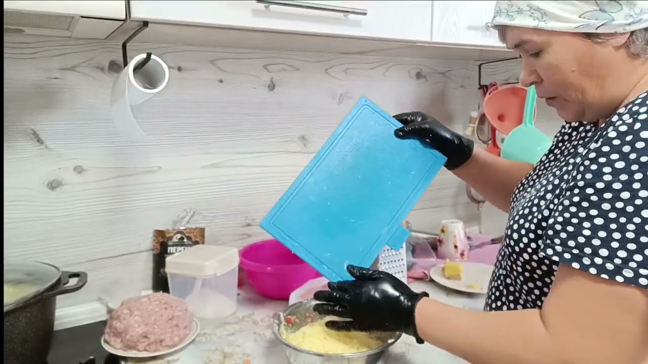 Готовлю котлетки с шапочкой.  И болтаю. Жизнь в деревне