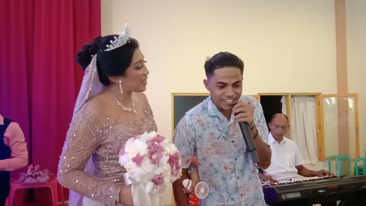 Pice Djaga Kota dg sebuah lagu Portu dalam acara resepsi pernikahan di gedung Graha Kirani Atambua