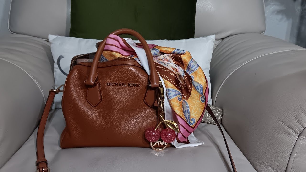 What's in my bag! Michael kors fashion purse