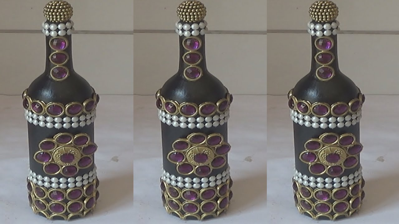 GARRAFA DECORADA COM TAPETE DE BANHEIRO
