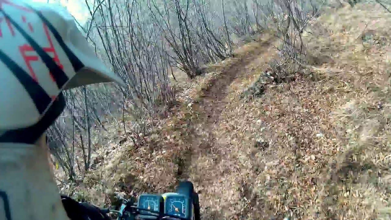 Suzuki DR 400 S 1981 climbing mountain