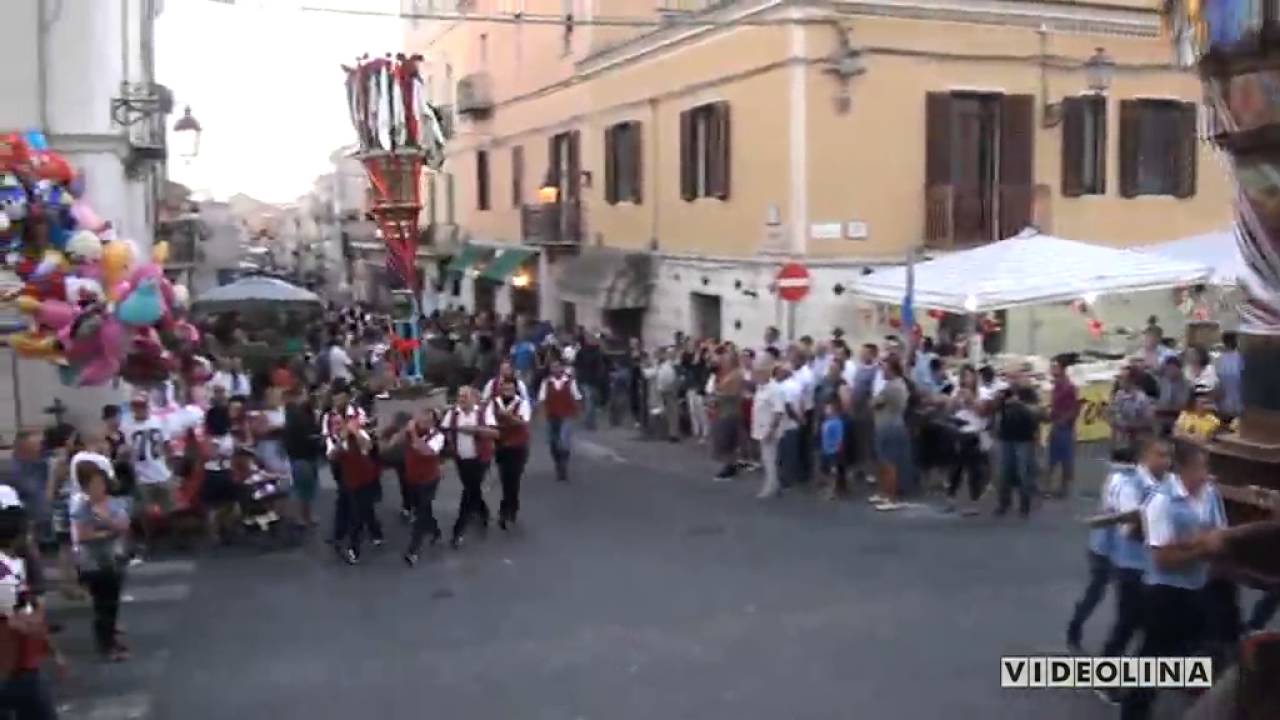 Ploaghe, composta e silenziosa ecco la processione dei candelieri ploaghesi