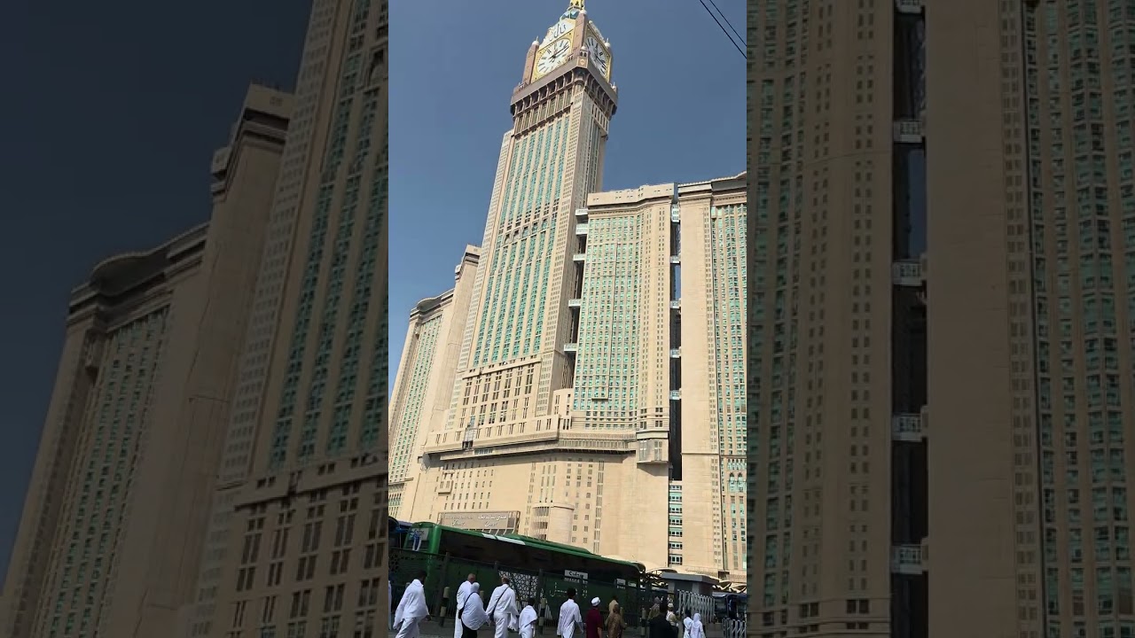 Mekkede Cuma Namaz Mescidi Haram Kabe beyaz fayanslı alana yürüyüş