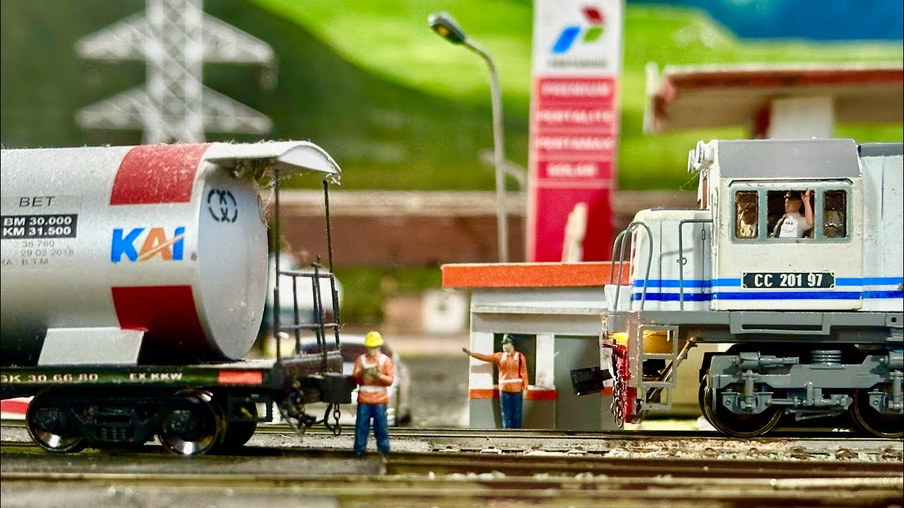 Sapaan Masinis Viral Mainan Kereta api CC201 disalip KLB Ketel Pertamina di Perlintasan kereta api