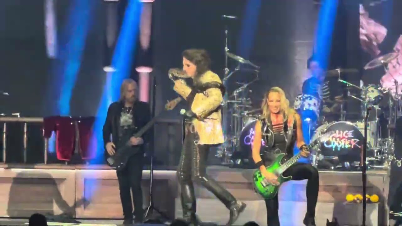 Alice Cooper - Snakebite (Live From Chattanooga Tennessee)