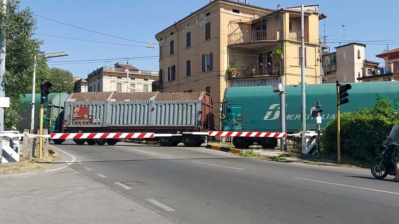 Treno merci sul passaggio a livello di via Ferruccio Ghinaglia / railroad crossing