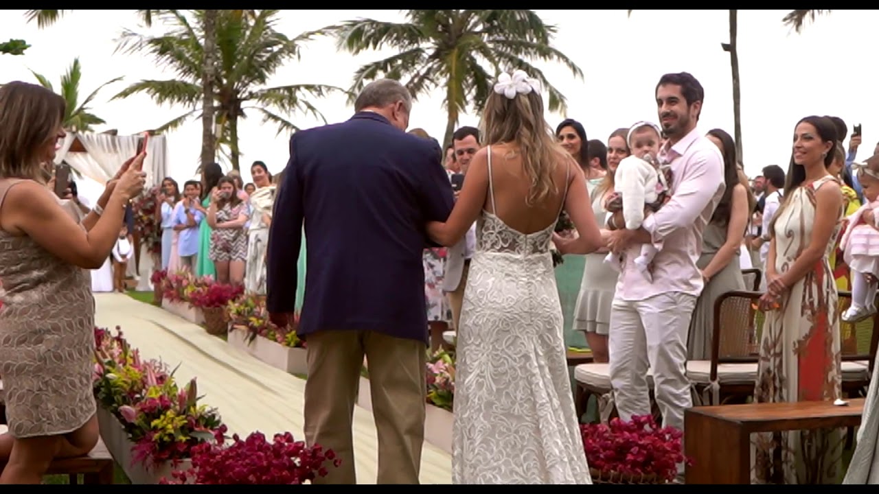 Entrada da Noiva - Me abraça e me beija - Casamento na Praia