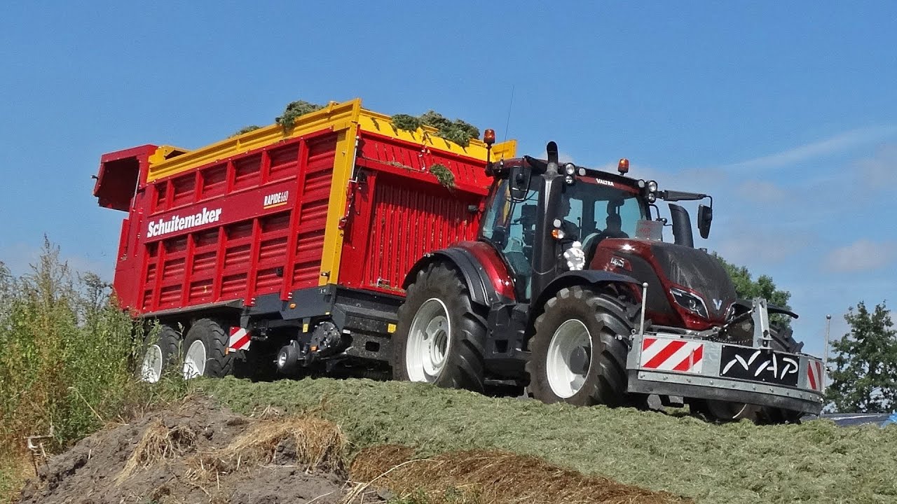 Picking Up Grass and Silage | Valtra T254 + Case IH Puma 230 + Schuitemaker | NAP | 2018