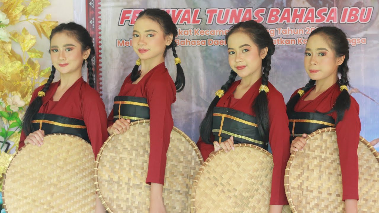 Tari Nempik SMPN 1 Selong pada acara Pembukaan FTBI