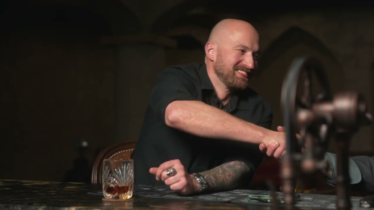 Тони обсуждает совместную работу на Blade Show 2023 с Себастьяном Беренджи из Borka Blades!