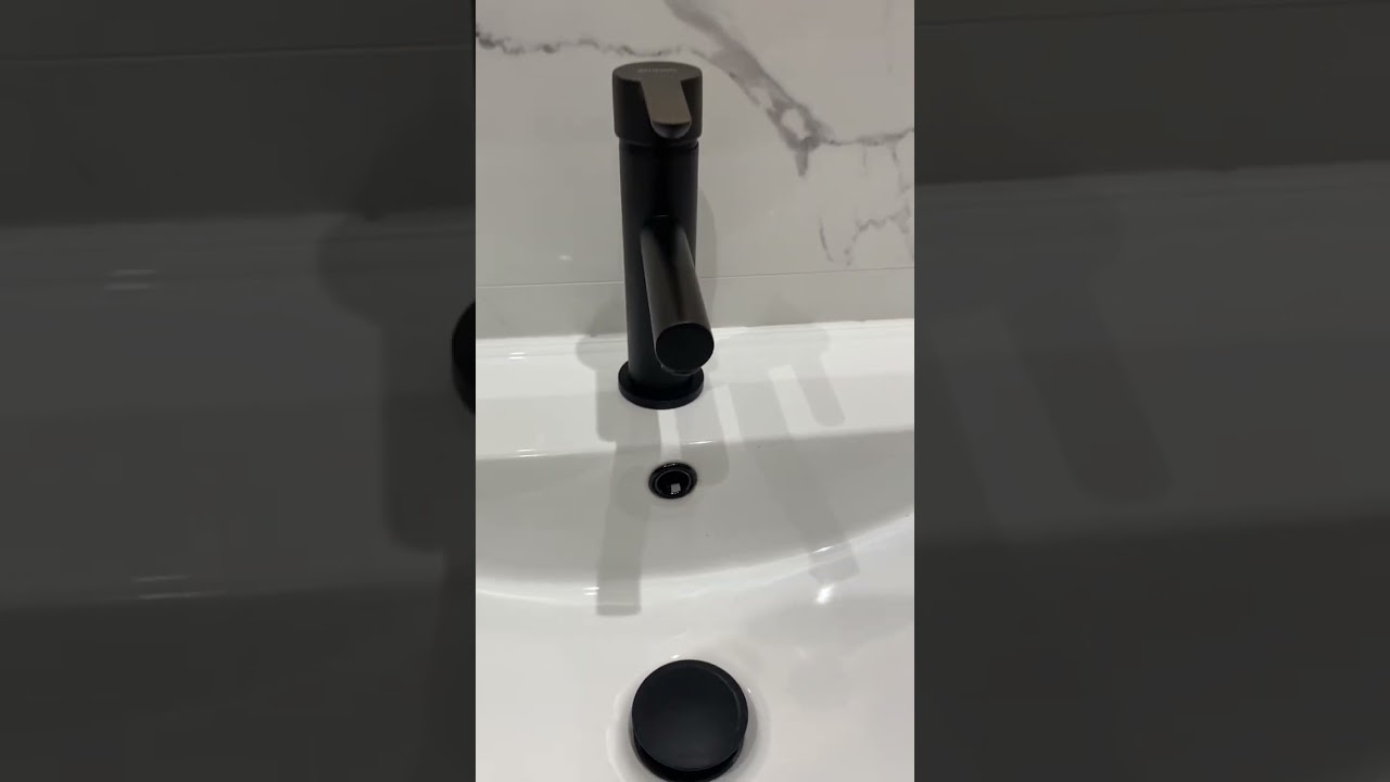 Grifer&iacute;a y detalles en negro para este ba&ntilde;o. #griferia #ba&ntilde;o #reforma #dise&ntilde;o #shorts