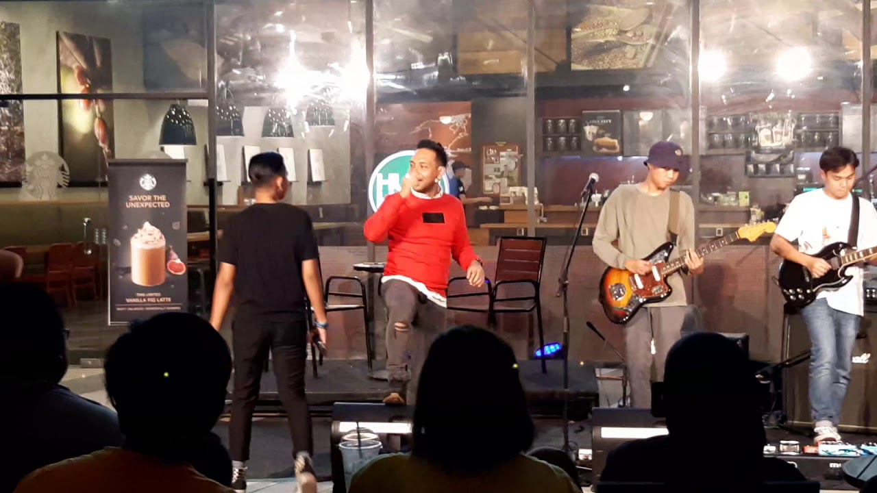 Iqbal M. Bikin HURU HARA - Starbucks Coffee IOI City Mall Putrajaya