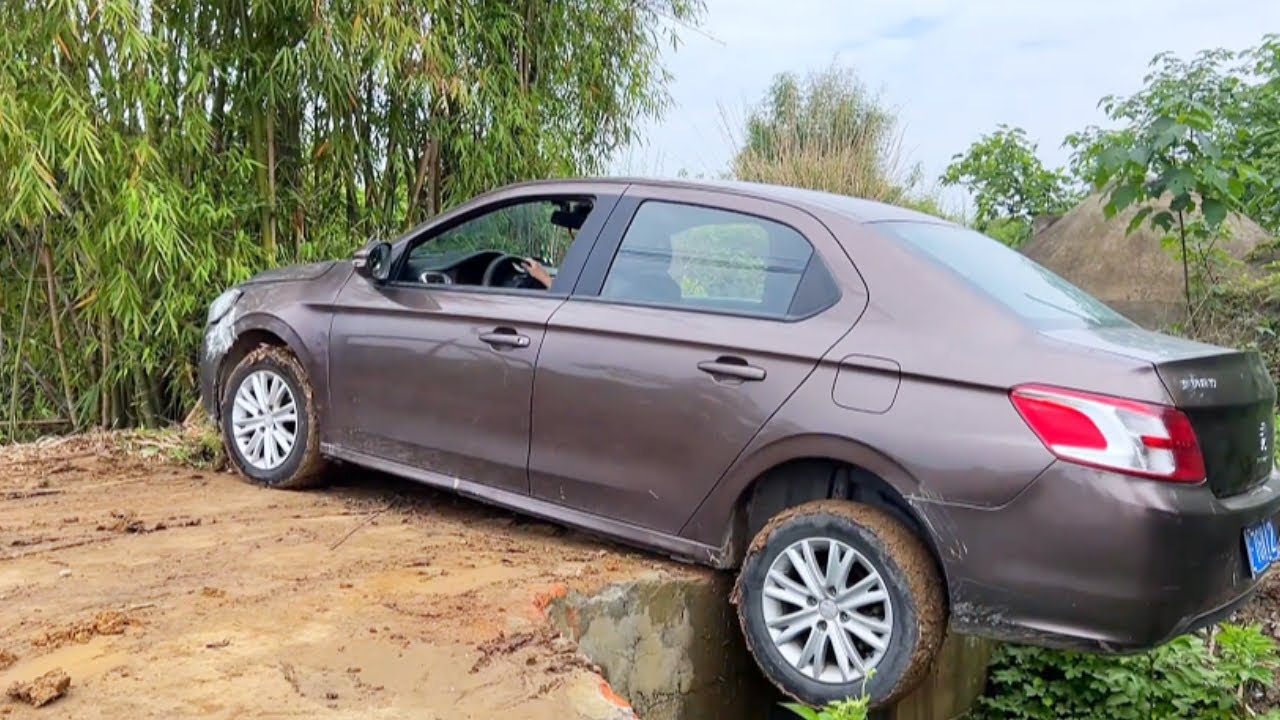 The Female Driver Backed Up And Fell Into A Deep Pit, Yet Chose To Do So
