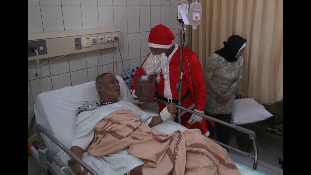 Sinterklas Bagi Kado Kepada Pasien RS Brayat Minulya Di Hari Natal - NET YOGYA