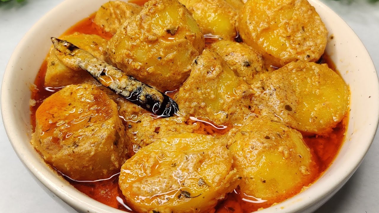 আলুর দম তো অনেক খেয়েছেন একবার এইভাবে বানিয়ে খেয়ে দেখুন ভুলতে পারবেন না | alur dom recipe bengali